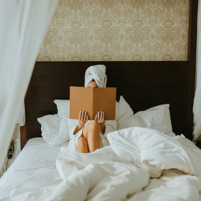 hotel bed, white bed sheets